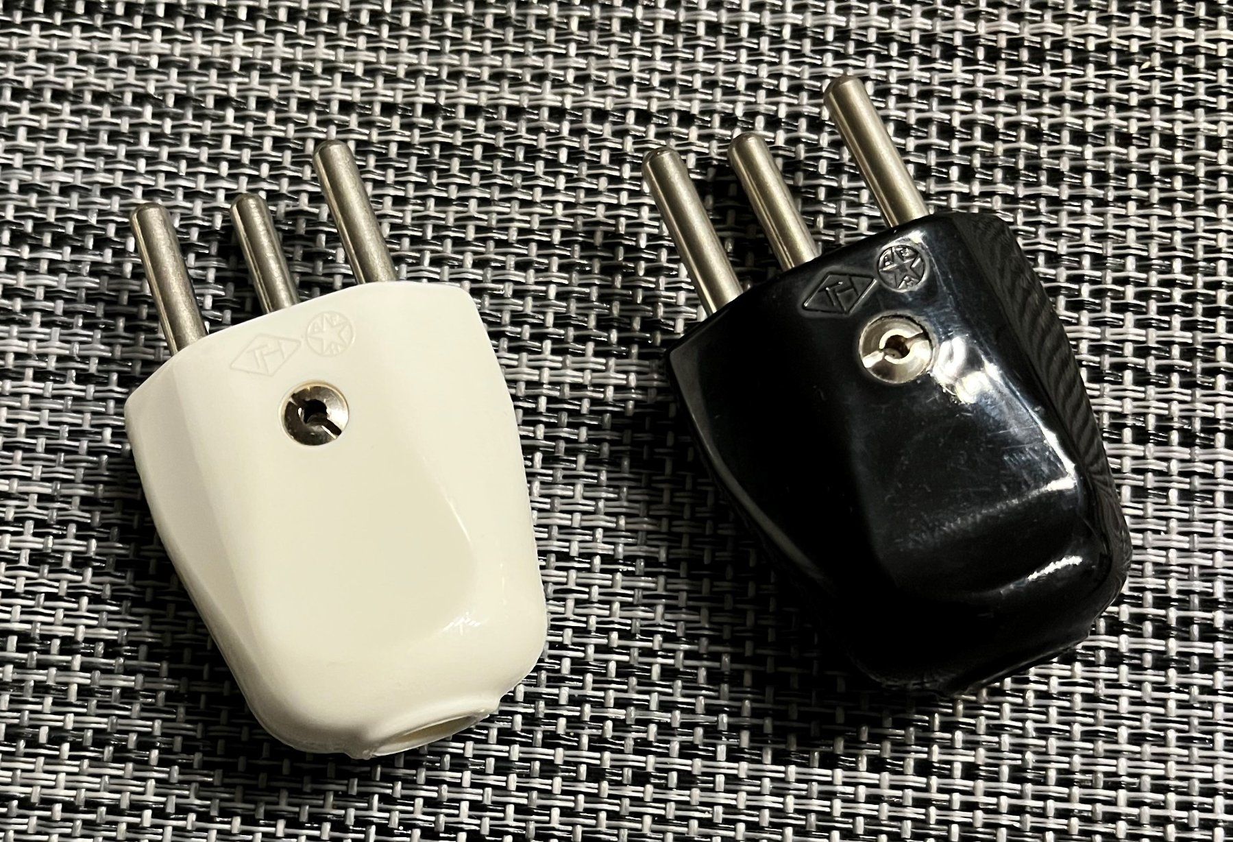 Spine: 10 Stecker T12 10A 250V  L+N+PE – Nuovo (secondo la descrizione) da Zürich venduto da baracuda8048