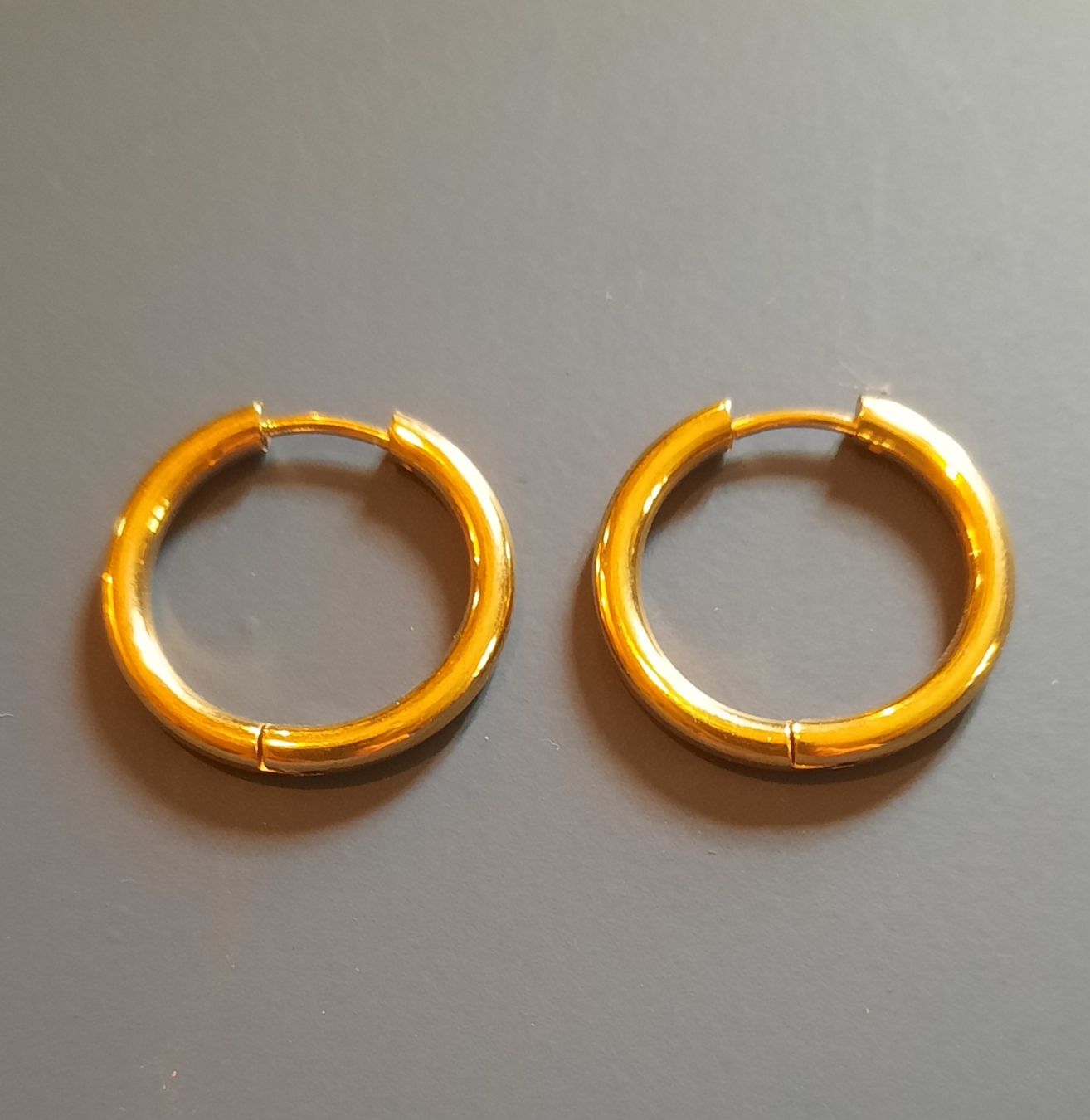 Orecchini pendenti & Orecchini a lobo: Ohrringe Creolen goldfarben. Durchmesser 2cm – Nuovo (secondo la descrizione) da Uster venduto da sista-esta