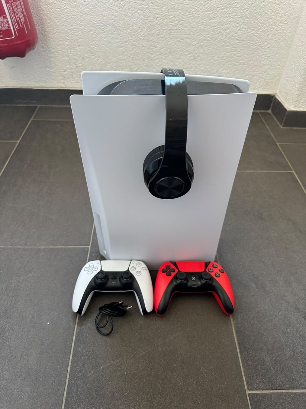 Sony Console: Console PS5 avec 2 manettes et casque audio – Usato da Nidau venduto da Antik65