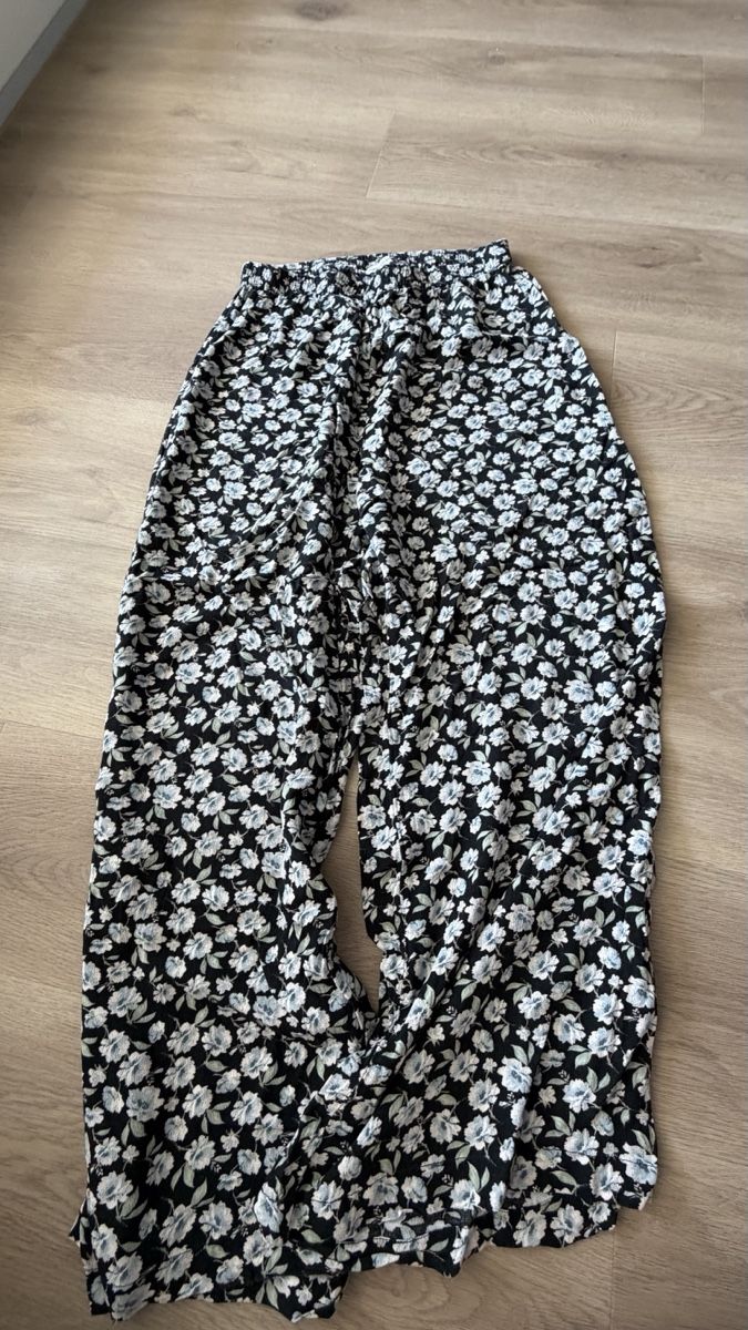 Pantaloni: American Eagele Stoffhose mit Blumenmuster, Grösse S – Usato da Gutenswil venduto da sdpfwild
