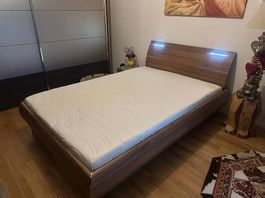 Bett mit Matratze 