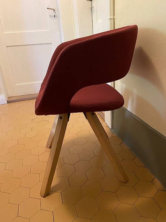 Sedie: roter Stuhl mit Armlehne – Usato da Bern venduto da bri_5j8l 1