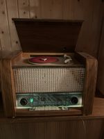 Altes Radio mit Plattenspieler 