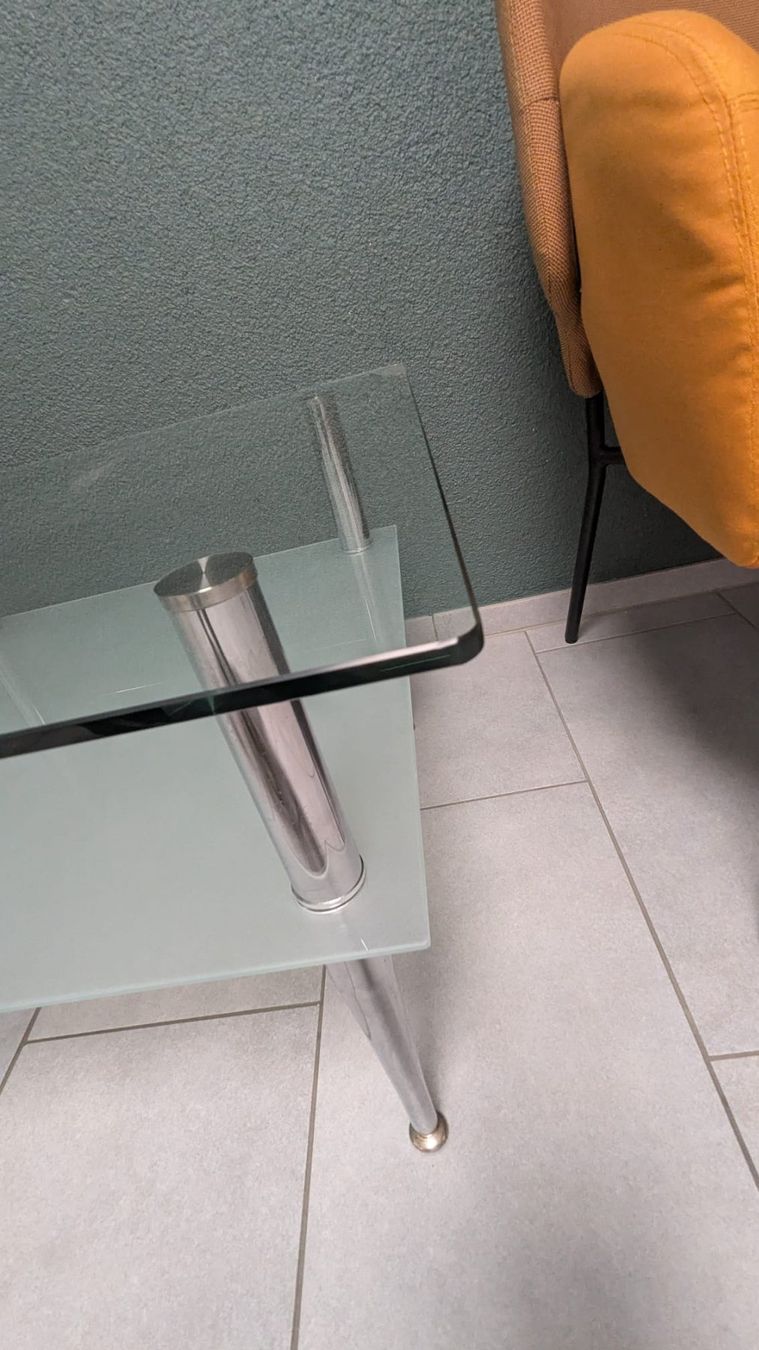 Tavoli: Gebrauchter Glas- und Metalltisch mit 2 Ablagen – Usato da Buchs SG venduto da Bray_Law 2