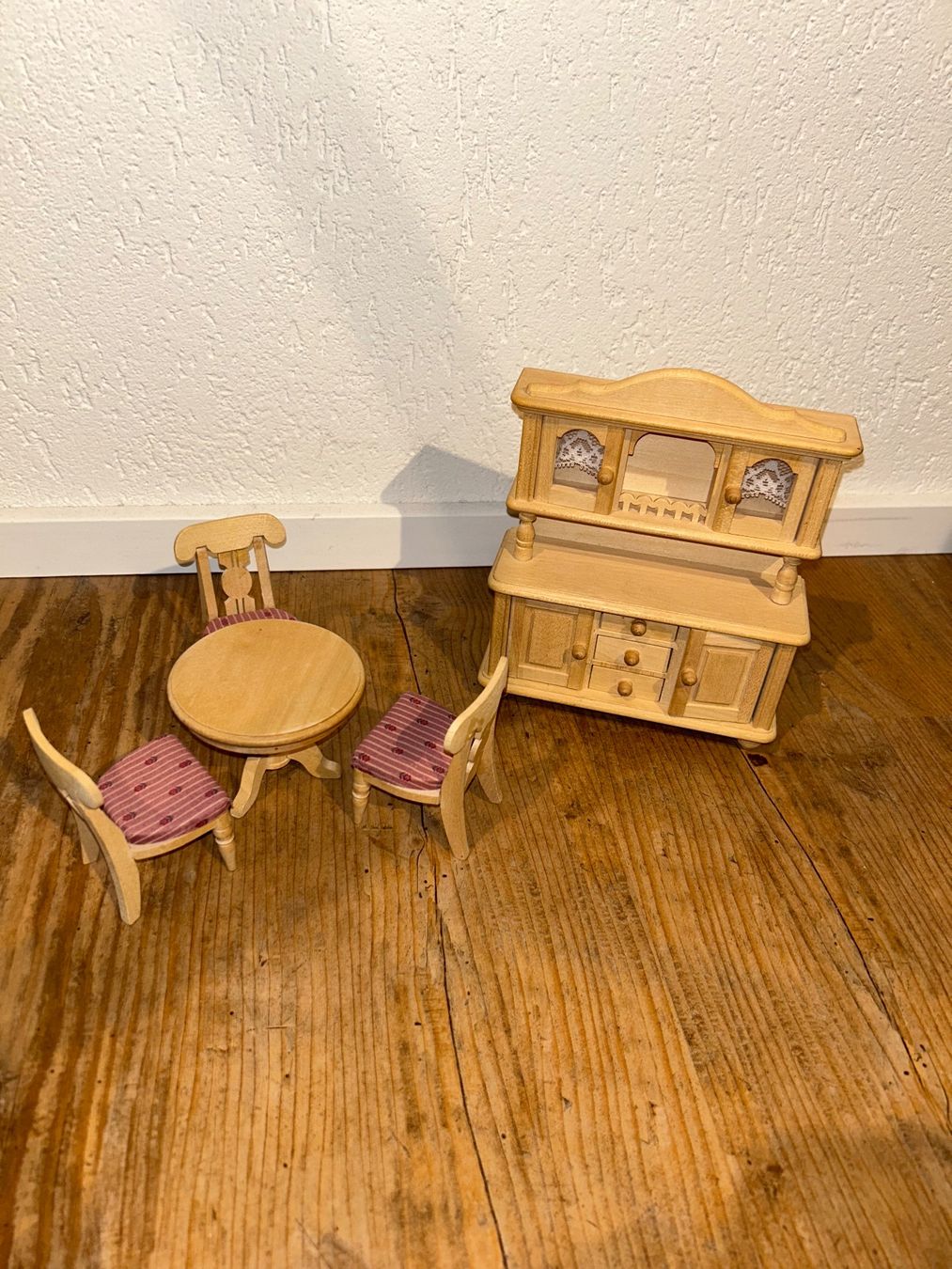 Puppenhäuser & -möbel: Puppenhaus Möbel Stube/Wohnzimmer – Gebraucht aus Safenwil von 2hand_aber_wertvoll