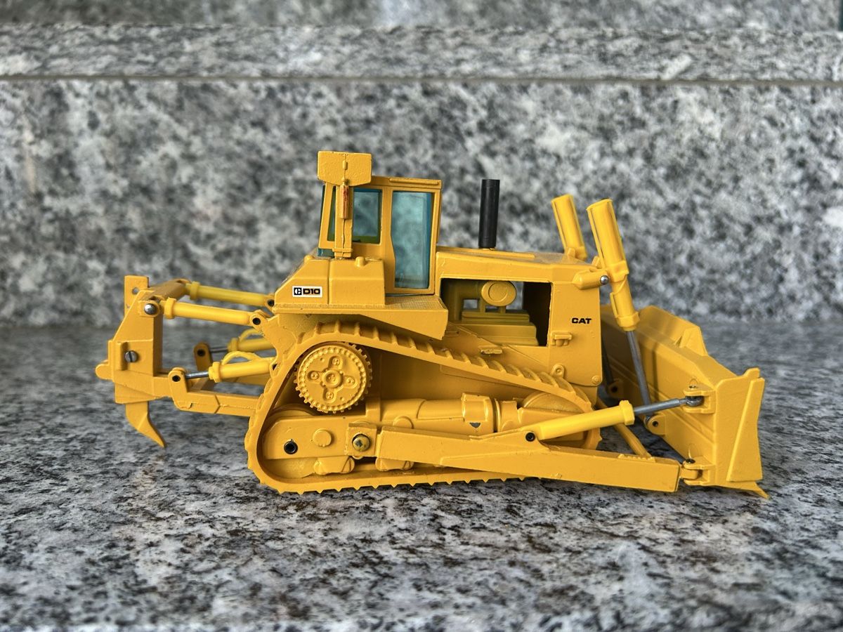 Conrad Kit di modellismo & Modellini statici: Caterpillar D10 , 1:50 , Conrad – Usato da Horw venduto da Tigercat635 1