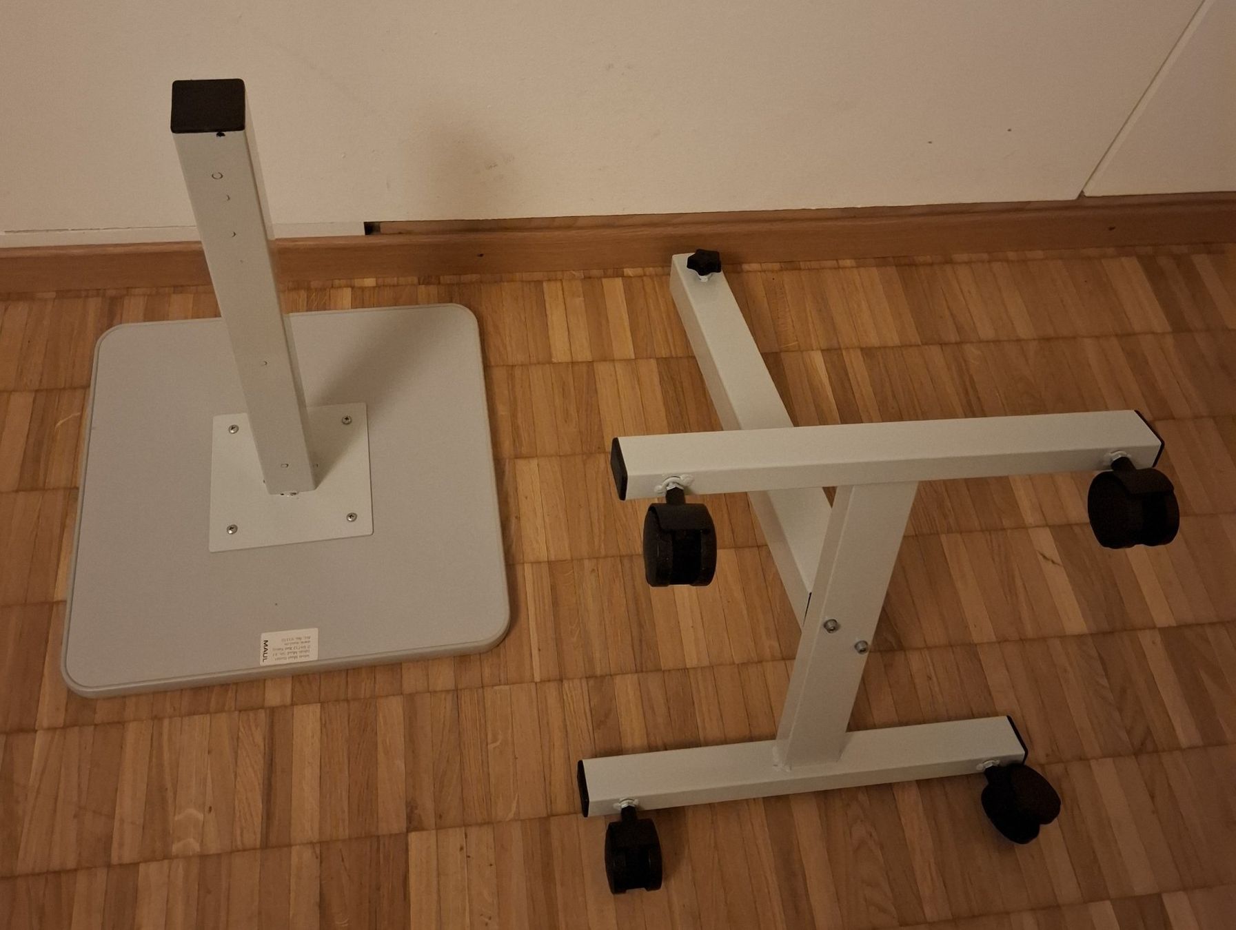 Tavoli: Beamer-Tisch / Büro-Beistelltisch – Usato da Bottmingen venduto da Tomena0214 5