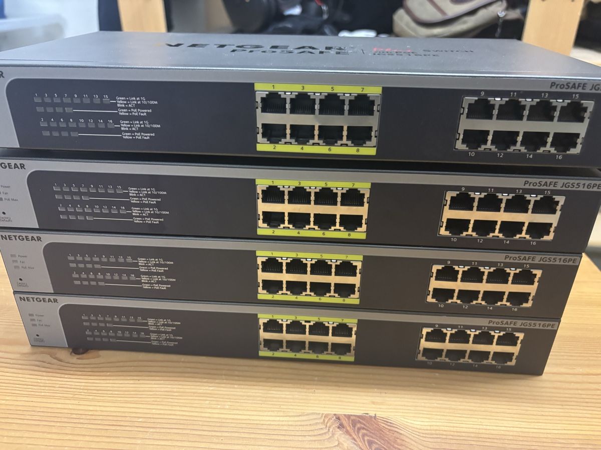 Netgear Hubs & Switches: 4 Stück Netgear ProSafe Plus Switch JGS516PE V1 – Gebraucht aus Belpberg von Kneche 1