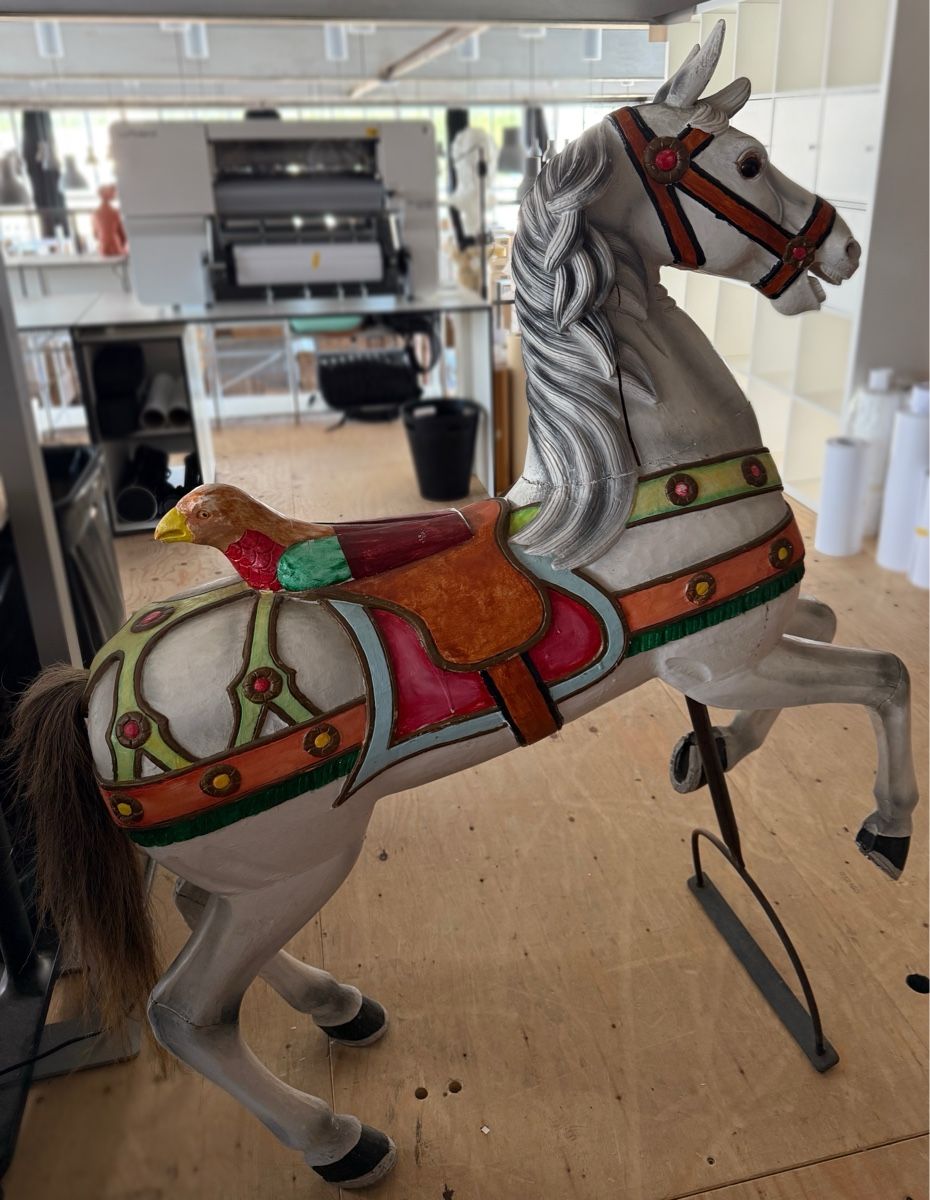 Skulpturen & Statuen: Grosses Vintage Karussellpferd – Gebraucht aus Biel-Benken BL von nostalgicstateofmind