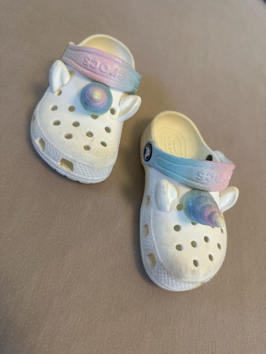 Crocs Scarpe per ragazze: Crocs Kinder Schuhe, Gr. 8, Einhorn Design, Top! – Usato da Schwerzenbach venduto da kar_gtx9