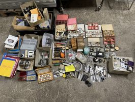 Grosses Lot Uhrmacherwerkzeug Uhrenteile Bücher horloger