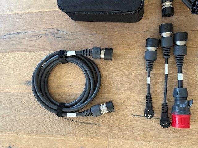 Juice Batterie-Ladegeräte: JUICE BOOSTER 2 Swiss Basic Set + 3 Adapter (Typ EL-JB2E1) – Neu (gemäss Beschreibung) aus Altnau von Smarties0 4