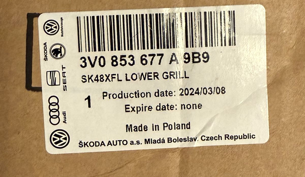 Skoda Tutti pezzi di ricambio auto: Skoda Superb Frontgrill unten – Usato da Gipf-Oberfrick venduto da Mini_FRK 1