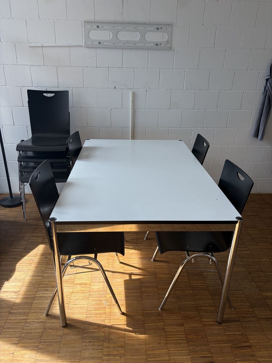 Set di tavolo e panche: Tisch mit Stühlen – Usato da Bern venduto da Aprilia.13
