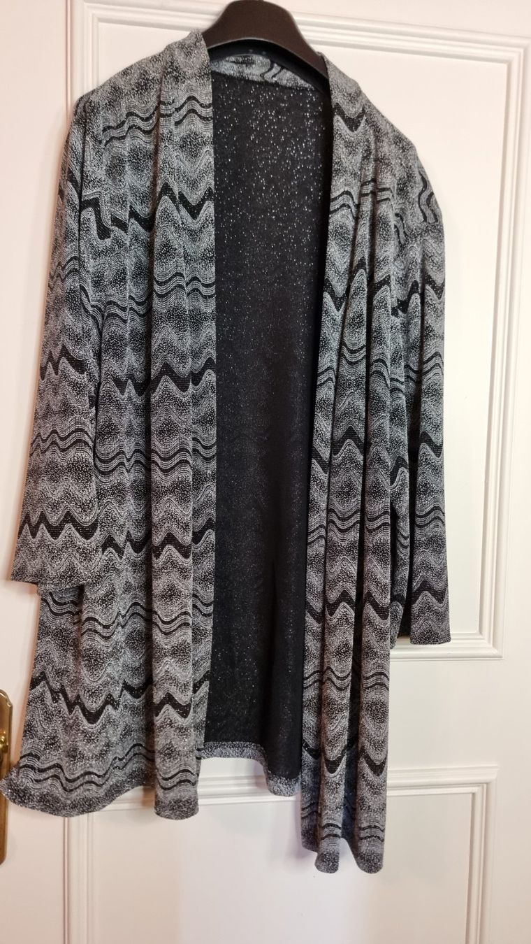 Vestes: Festliche bestickte Glitzer-Strickjacke schwarz-silber – D'occasion à Wald ZH par CapLux 2