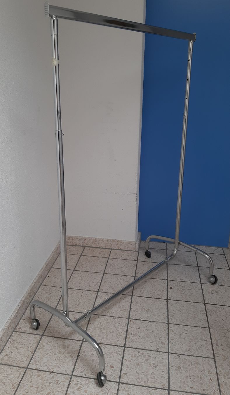 Altro in Decorazioni & Accessori: Kleiderständer Chrom mit Rollen, stabil und klappbar. – Usato da Hochdorf venduto da Amazone0