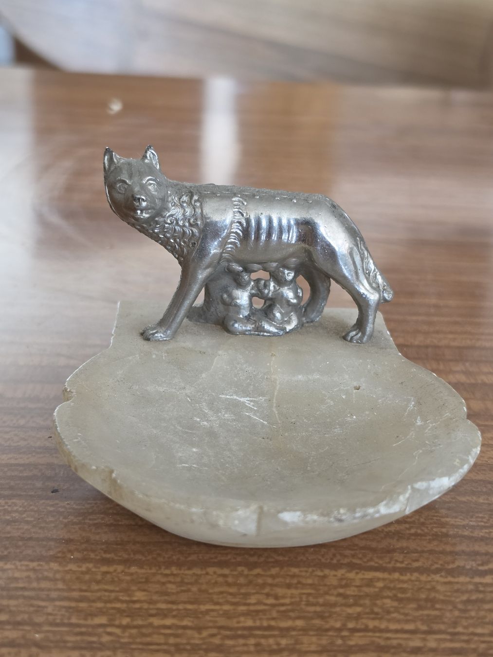Portacenere: Aschenbecher mit Wolf und Romulus und Remus Figur – Usato da Mettlen venduto da elios0888 7