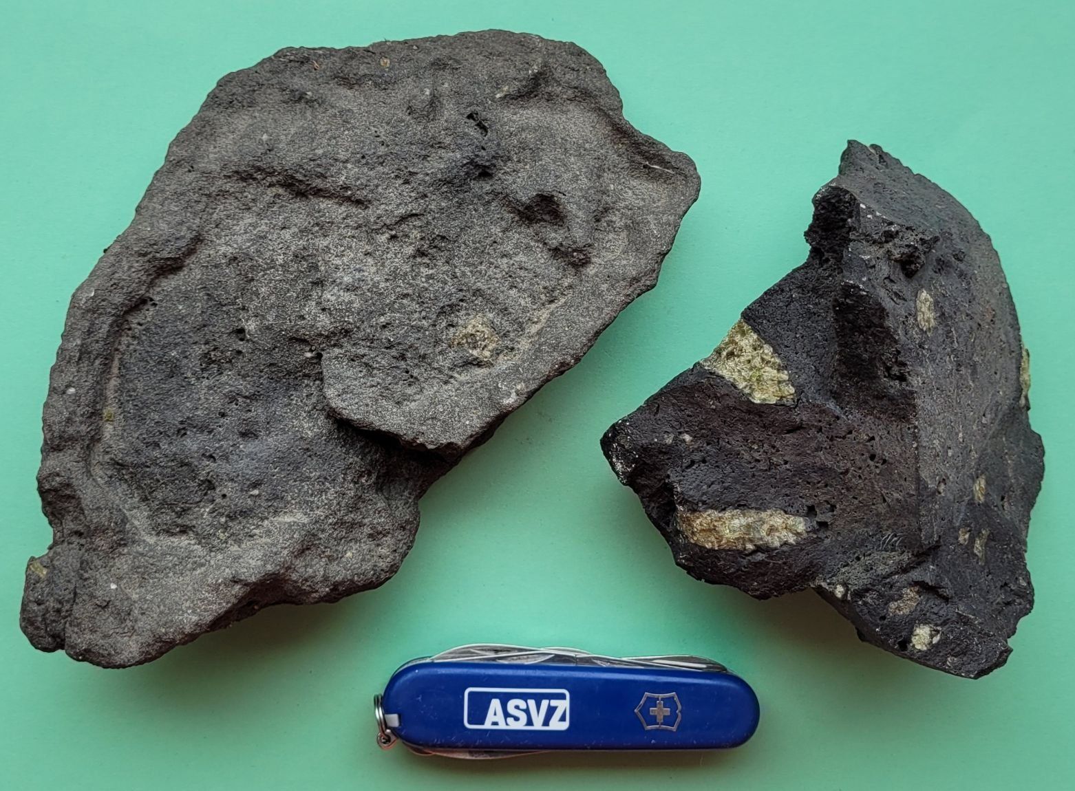 Mineralien & Heilsteine: 2 Lavasteine mit Olivin-Einschlüssen – Neu (gemäss Beschreibung) aus Unterengstringen von orpheo13