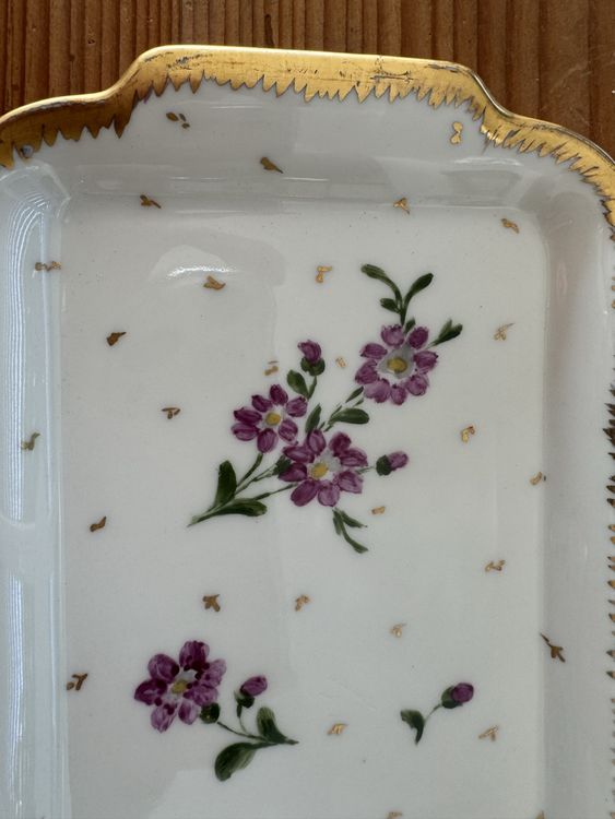 Plateaux: Antike Porzellanablage mit Goldrand und Blumen Dekor – D'occasion à Lanzenhäusern par Galaa 4