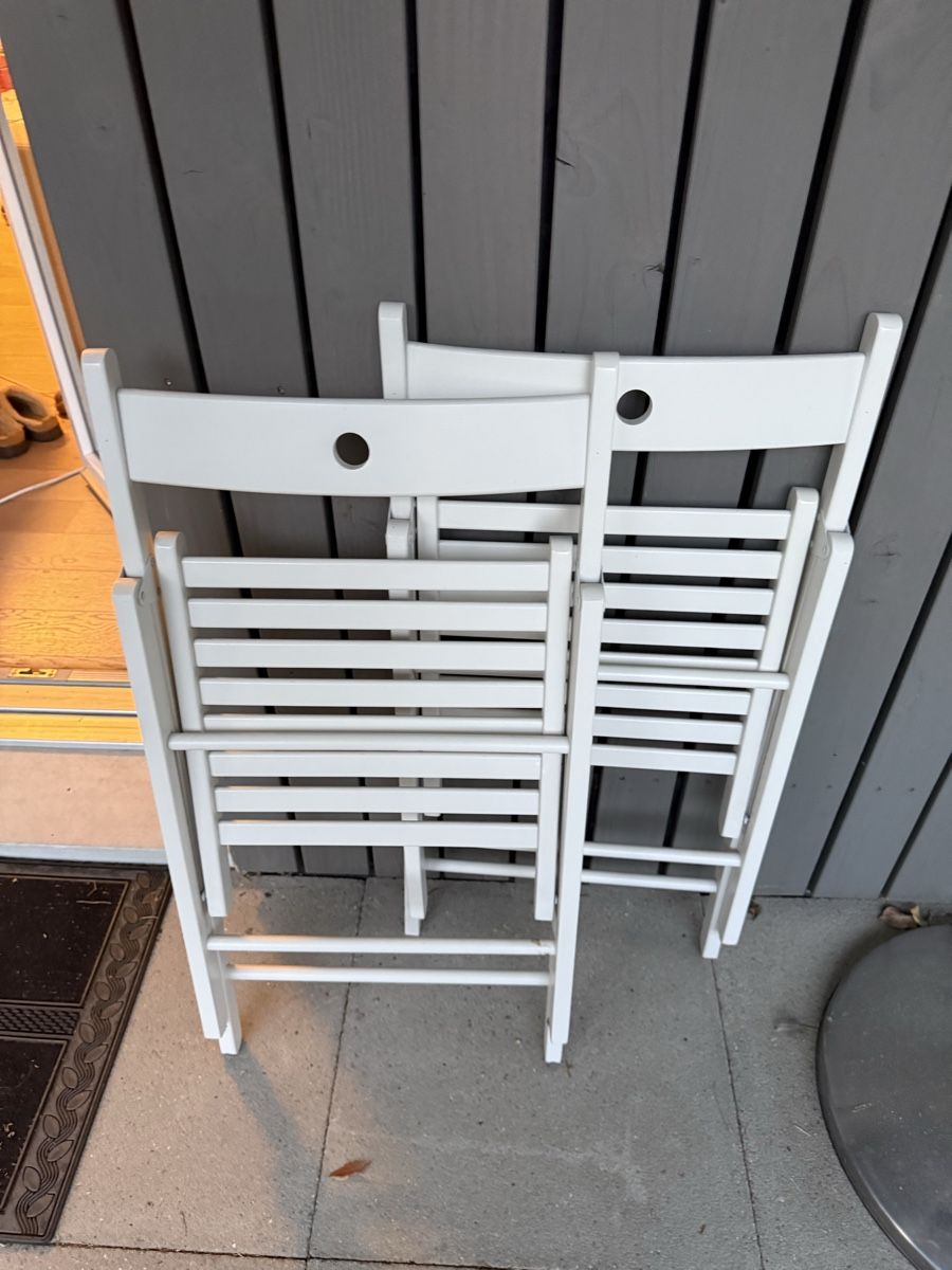 Ikea Sedie: Two White Wooden Folding Chairs – Usato da Dietlikon venduto da lot_rel