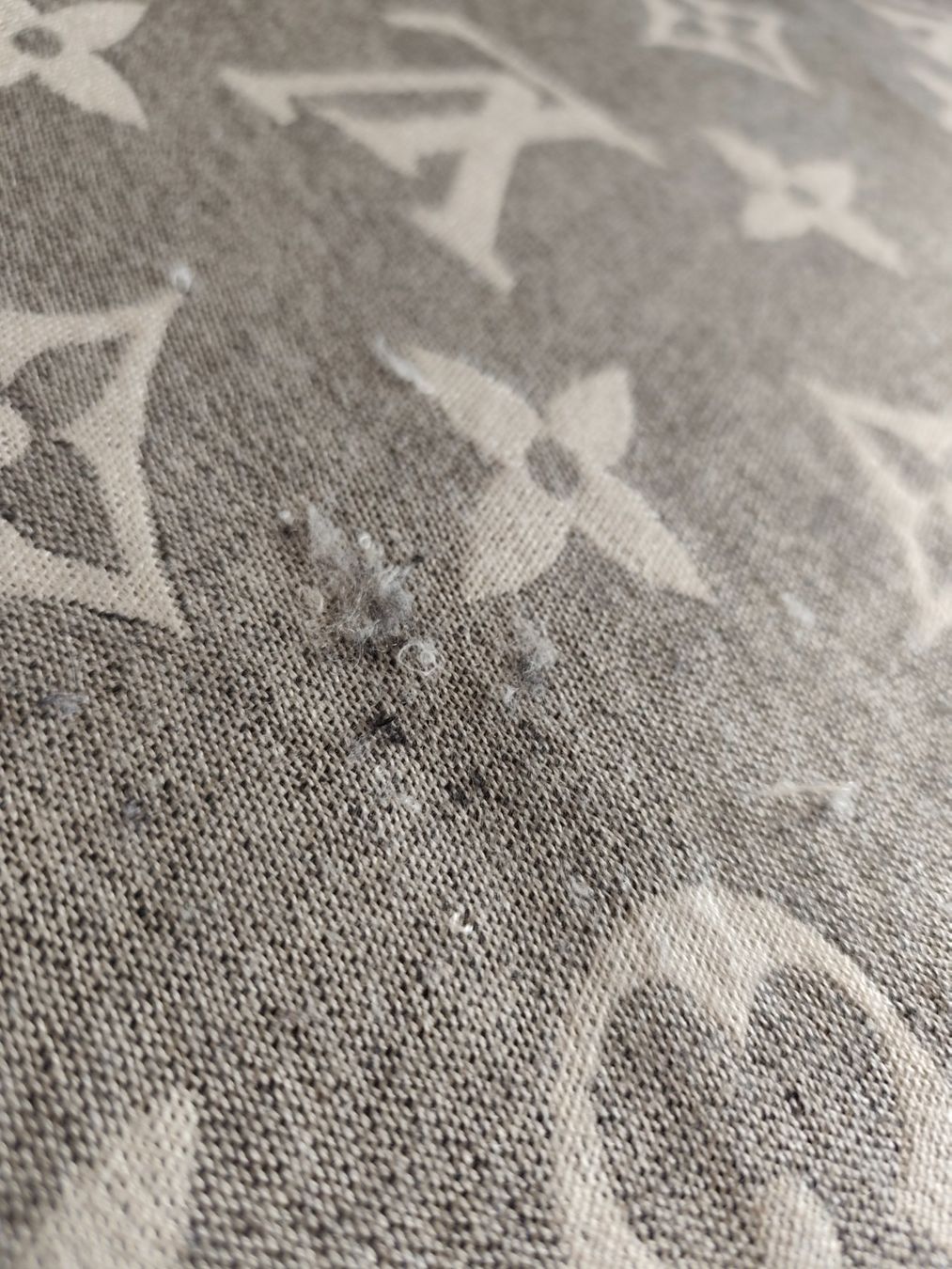 Louis Vuitton Foulard & Sciarpe: Louis Vuitton Chale cashemire – Usato da Martigny venduto da Vintage-23 5