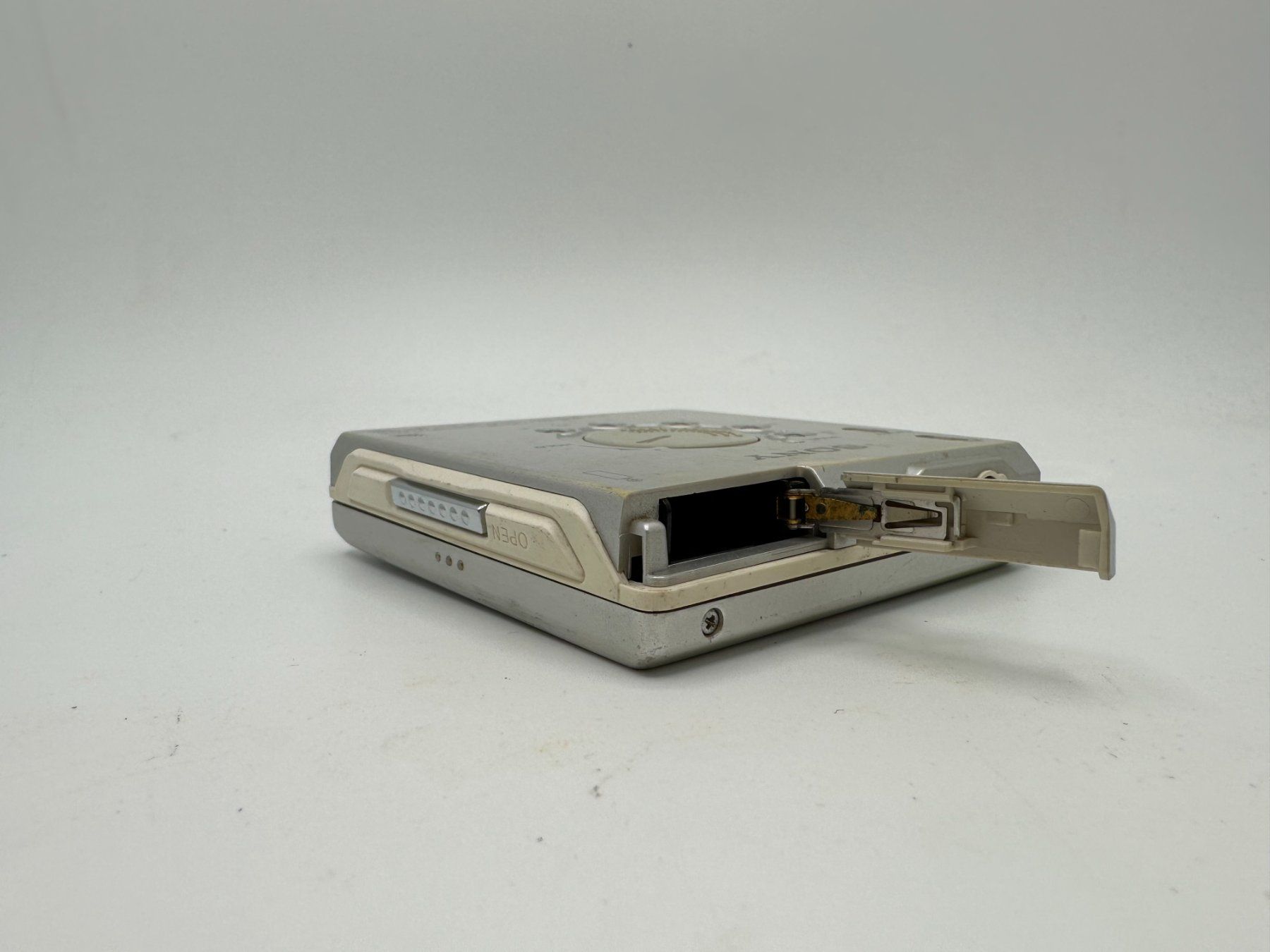 Sony Minidisc: Sony MZ-E500 Minidisc - Engine working but don't read MD – Difettoso da Genève venduto da inc_9vgv 3