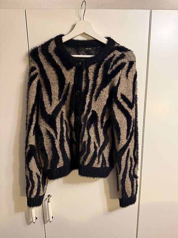 Vestes: GEMUSTERTE STRICKJACKE – D'occasion à Niederhelfenschwil par Mileko
