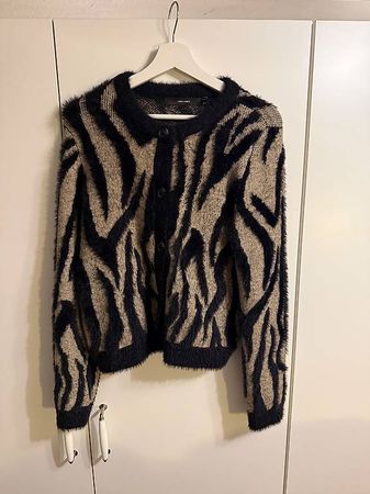 GEMUSTERTE STRICKJACKE