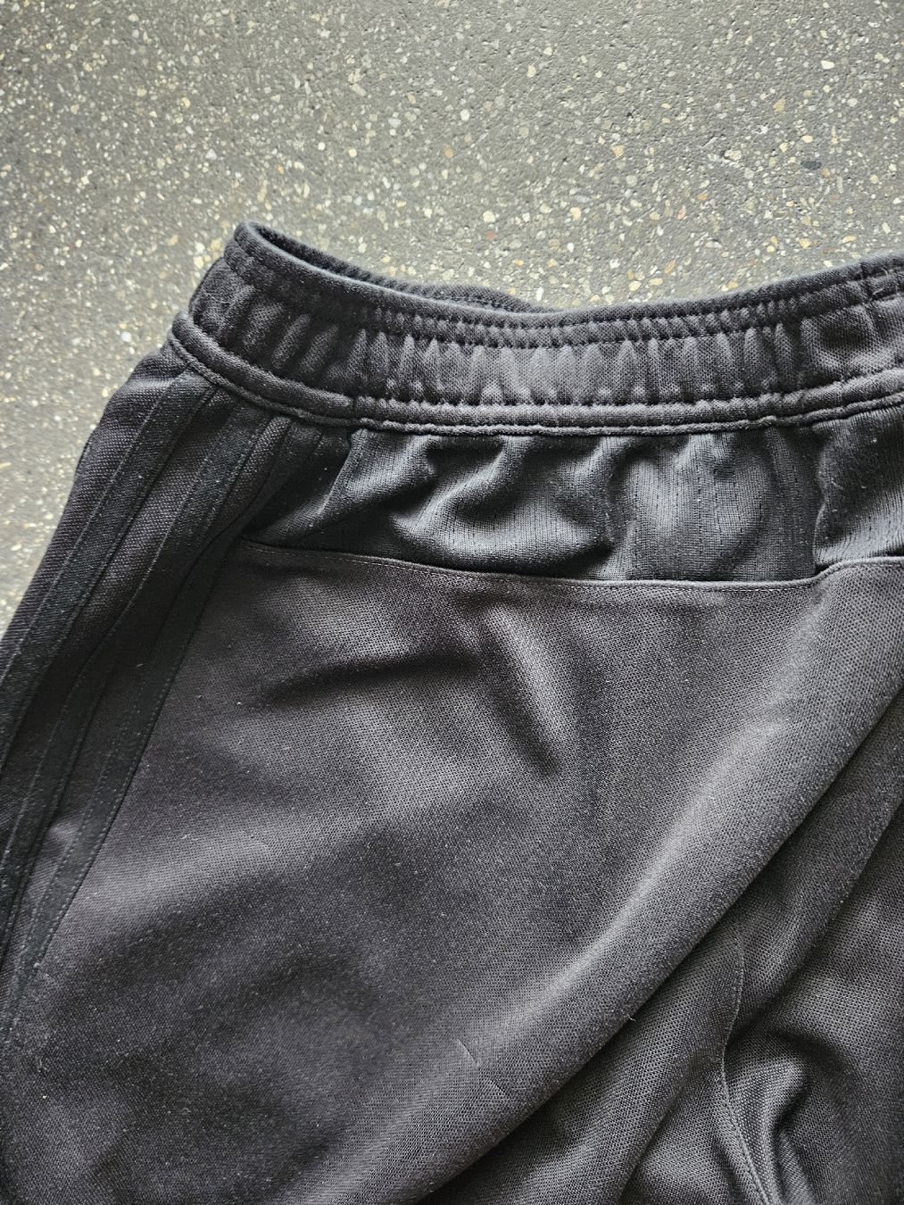 Adidas Pantaloni: Adidas Trainingshose Polyester schwarz Grösse M climacool – Usato da Anwil venduto da tamoos 8