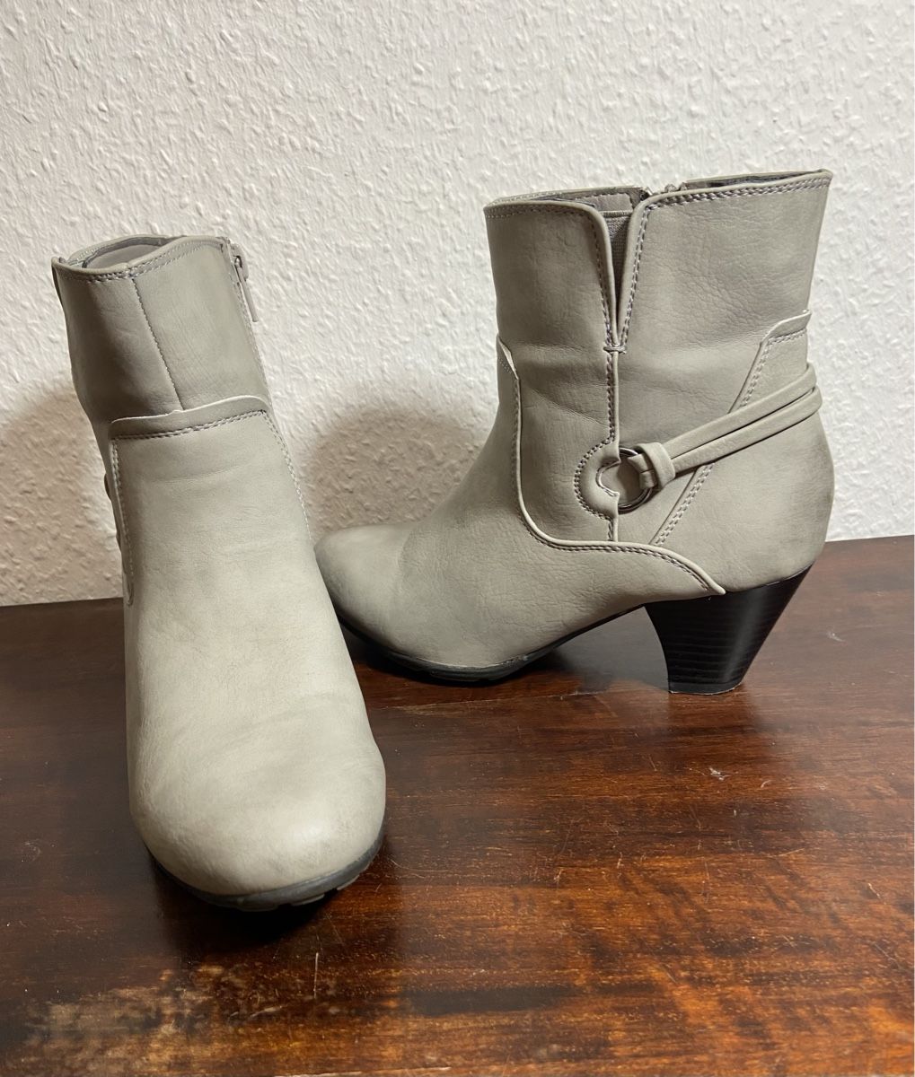 Scarpe da donna: Stiefeletten Vintage Look Gr. 38 hellgrau Cityline – Usato da Fislisbach venduto da KolibriSecondhand