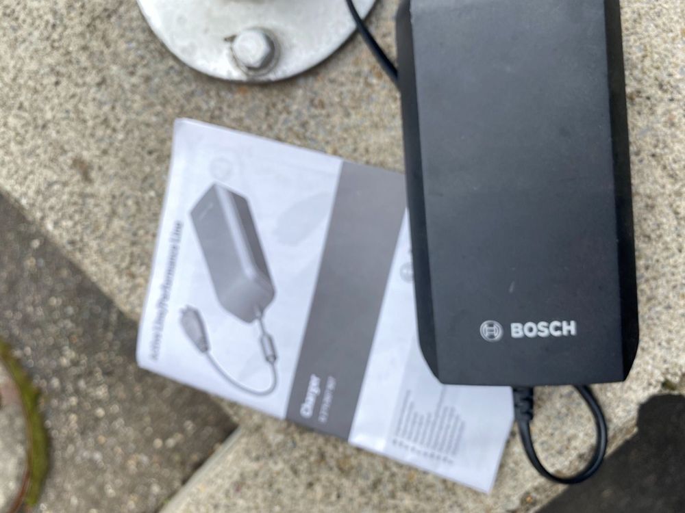 Bosch EBike Battery Charger 364/230 Acheter sur Ricardo