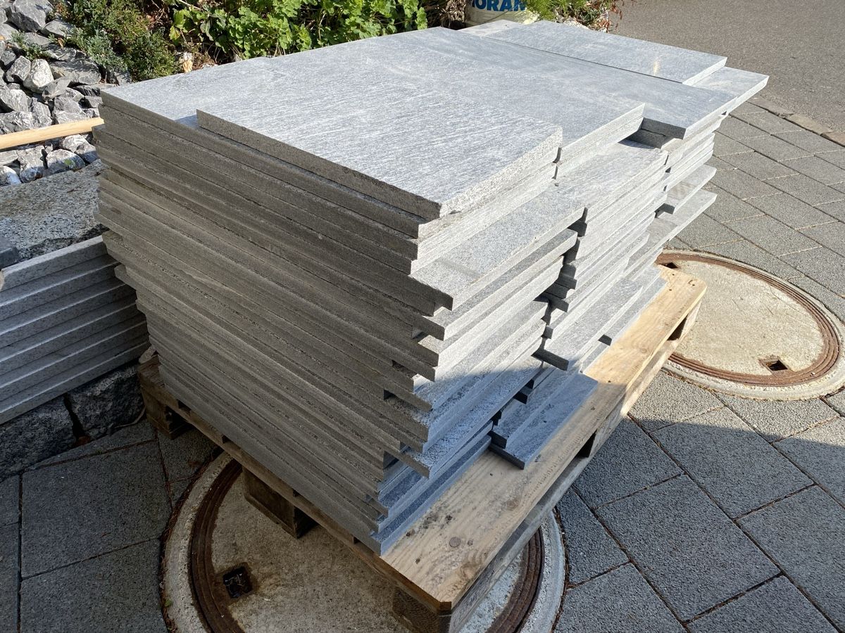 Servierplatten: 1 Palette ca 20 m2 Granit Platten – Gebraucht aus Birrwil von Bendegriz 1
