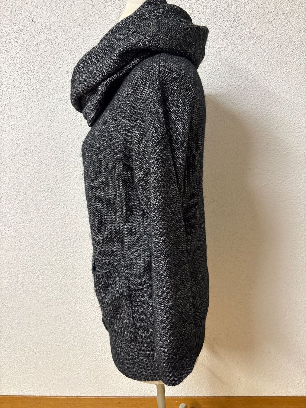 Nile Giacche: Schöne Strickjacke Nile XS mit passendem Nile Loop – Nuovo (secondo la descrizione) da Maienfeld venduto da 8796 3