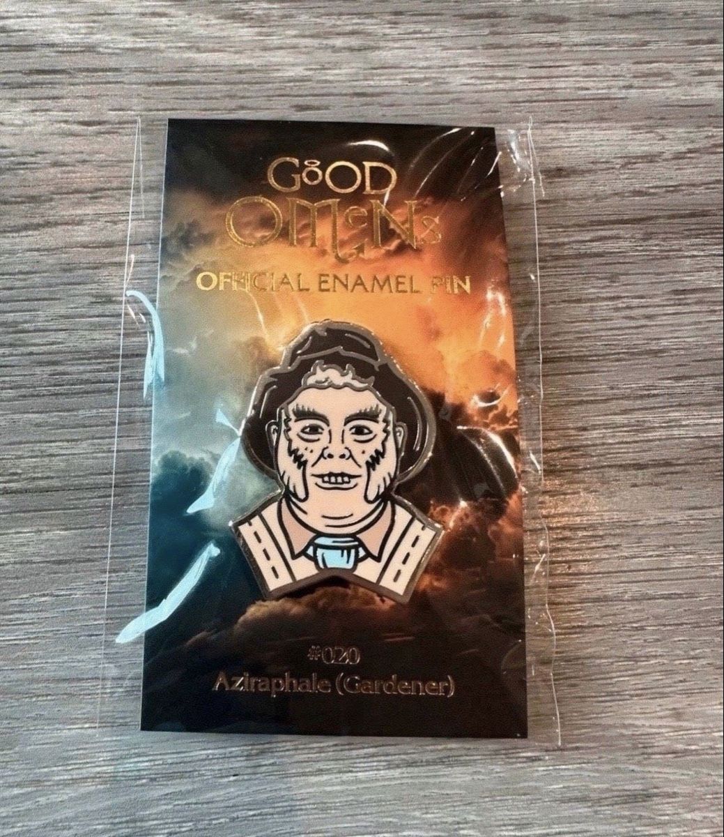 Placchette & Badge: Original Good Omens Comic Buch Pin - Aziraphale – Nuovo e nell'imballaggio originale da Balgach venduto da ren_xy57