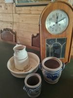 Antikes Keramik umgebaut als Blumentöpfe und Uhr