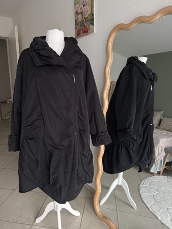 Extravaganter Wintermantel schwarz von Sinne