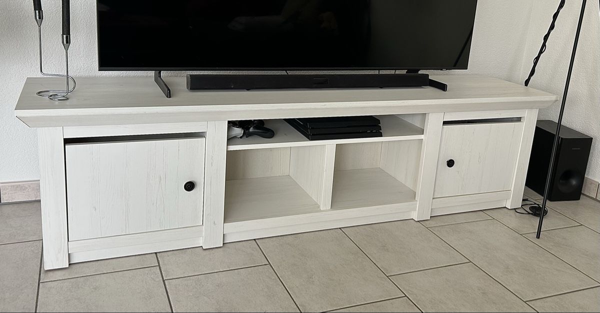 TV Möbel: Massives TV-Board – Neu (gemäss Beschreibung) aus Dättwil AG von terez_kaa