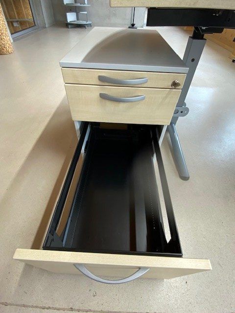 Scrivanie: Schreibtisch mit Rollcontainer – Usato da Neuhaus SG venduto da gsmmaschinenbau 3