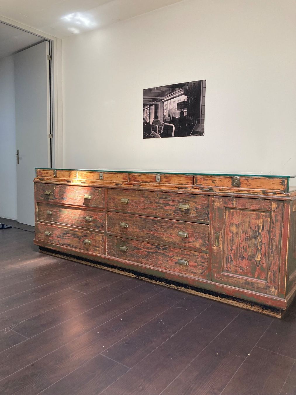 Vitrinen: Antiker Buffetschrank / Sideboard mit Glasplatte Vintage – Gebraucht aus Aarau von femministin 2