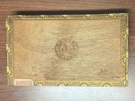 Antike ZIGARREN-KISTE „Ermuri“ / 1928-1936 aus Holz / Top