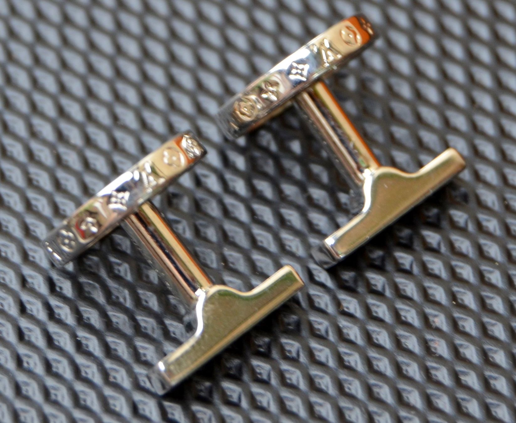 Louis Vuitton Gemelli: Louis Vuitton Manschettenknöpfe / boutons de manchette – Usato da Collonges venduto da Auganien 6