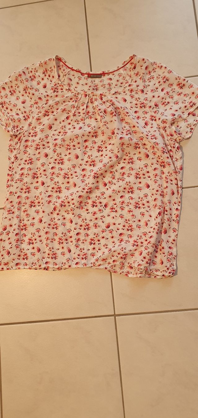 Blusen: Sommerliche Bluse oder Top, Grösse 44, neuwertig! – Gebraucht aus Einsiedeln von sus_8gdc