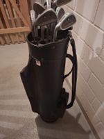 Golftasche mit einigen Schlägern