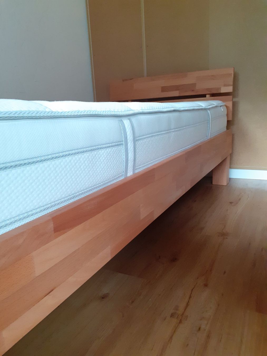 Livique Lits: Neuwertiges Einzelbett Holz mit Comfortmatratze – D'occasion à Valens par kob_9ycf 3