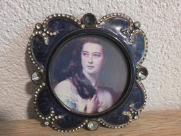 Miniatur-Porträt im Prunkrahmen – Emaille & Strass