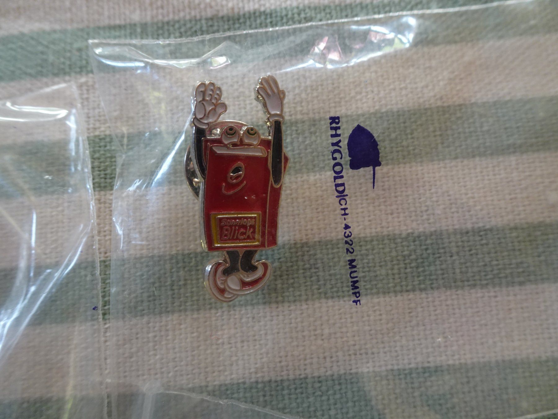 Placchette & Badge: 4 Stk. NEUE Pin's BLICK - M176 – Nuovo (secondo la descrizione) da Küssnacht am Rigi venduto da Kleinpreis-Shop 7