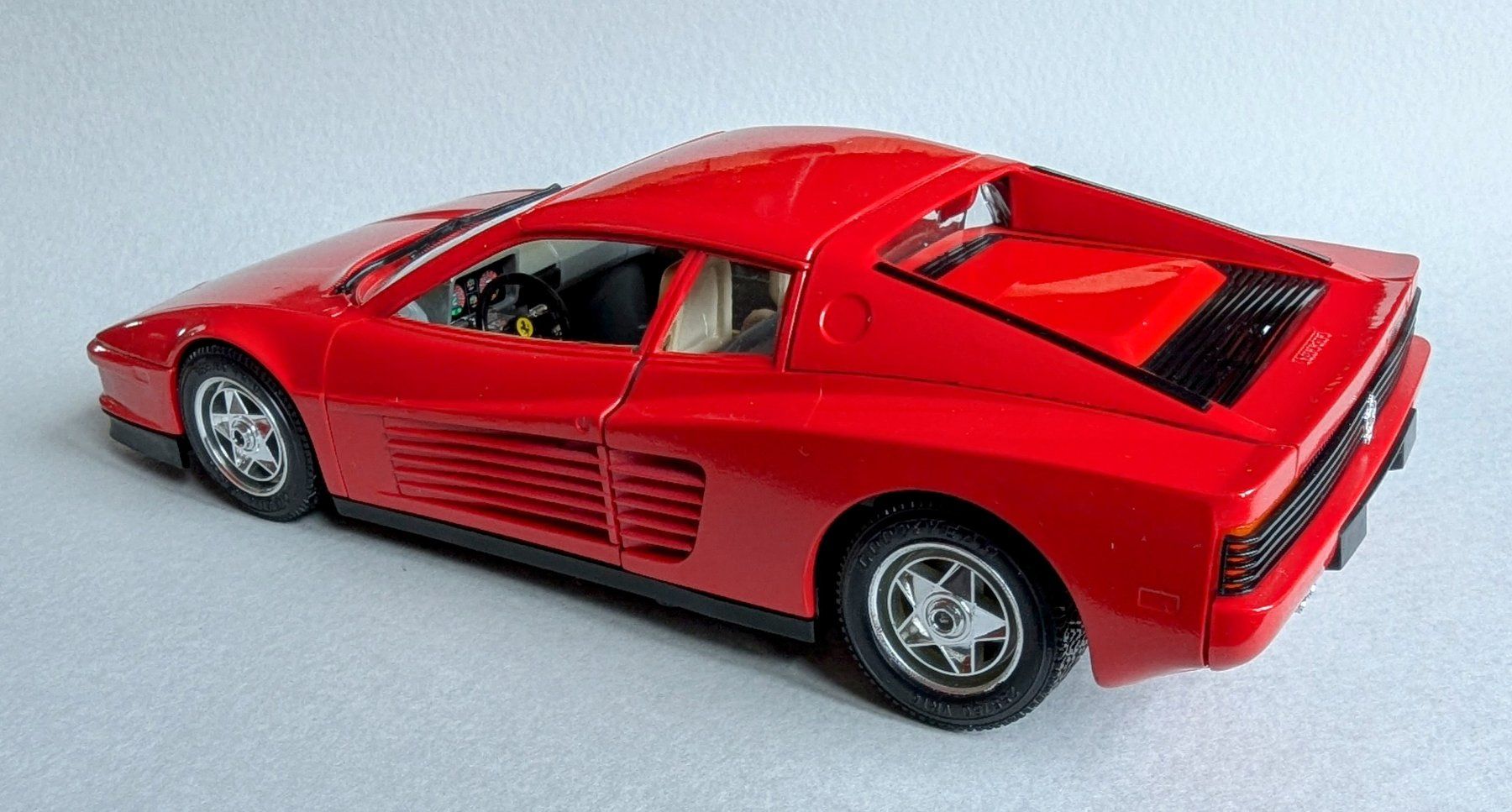 Bburago Modellini d'auto: Burago Ferrari Testarossa, Modellauto, 1/18 – Nuovo e nell'imballaggio originale da Olten venduto da VanishingPoint.71