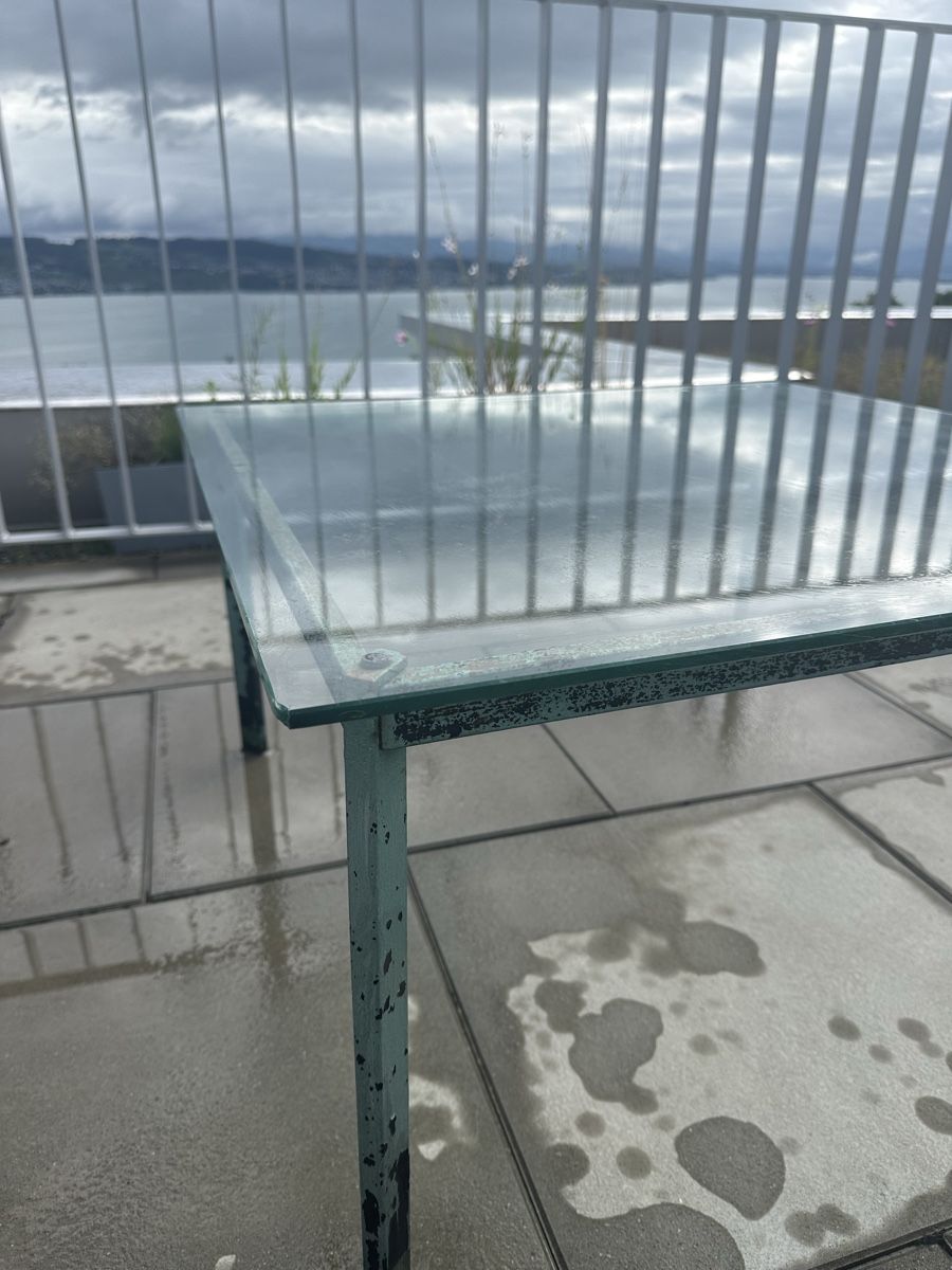 Tavoli: Zeitloser Gartentisch mit Glasplatte – Usato da Wädenswil venduto da limesa 2