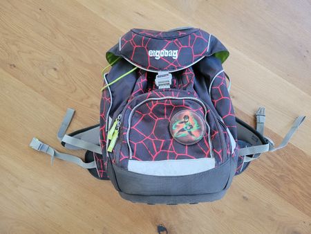 Schulrucksack Ergobag schwarz-rot mit 5 Superhelden-Kletties