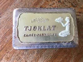 Boîte ancienne en métal repoussé Tjoklat camée-pastilles